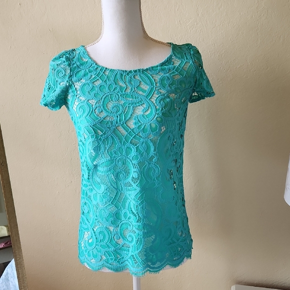 Lilly Pulitzer Tops - Lilly Pulitzer Lace Aqua Poppy Top XS *Please read*